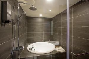 Ванна кімната в Just Live Inn-Keelung