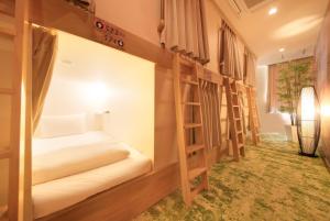 Ueno Station Hostel Oriental 1 Male Only房間的床
