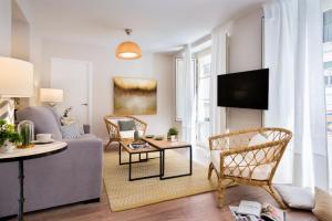 Televízia a/alebo spoločenská miestnosť v ubytovaní Genteel Home Picasso
