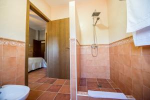 Koupelna v ubytování Casa Rural Encinar de las Flores + 37 fotografií