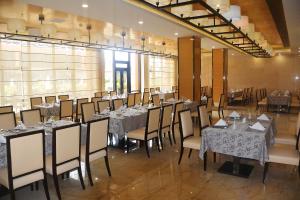 a dining room with tables and chairs in a room at Hotel Anda China Malabo in Malabo