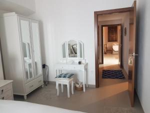 y baño con lavabo blanco y espejo. en Casa Palacio Muñoz Chaves, en Cáceres