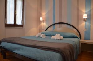 カステルヌオーヴォ・デル・ガルダにあるAffittacamere Porticcioloのベッドルーム1室(ベッド1台、タオル2枚付)