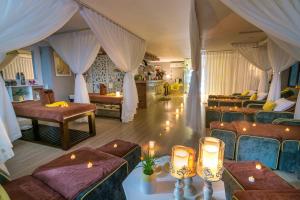 Uma área de estar em Happy Day Riverside Hotel & Spa Danang by Haviland