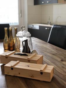 ein Holztablett mit einem Wasserkocher auf dem Tisch in der Unterkunft Schöne 3-Zimmer Wohnung im Herzen von Wuppertal in Wuppertal