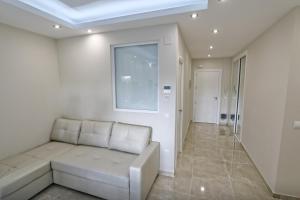 マルベーリャにあるBeachfront Luxury Apartment, Puerto Banús, Marbellaのリビングルーム(白いソファ、窓付)