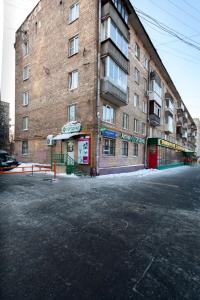 モスクワにあるAviamotornaya Nice Studioのレンガ造りの建物前の空き道
