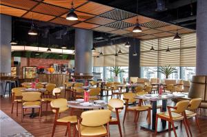 - un restaurant avec des tables et des chaises dans une salle dans l'établissement Sunway Velocity Hotel Kuala Lumpur, à Kuala Lumpur