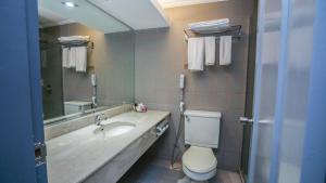 Koupelna v ubytování Kingwood Hotel Kuching