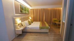Postel nebo postele na pokoji v ubytování Kingwood Hotel Kuching