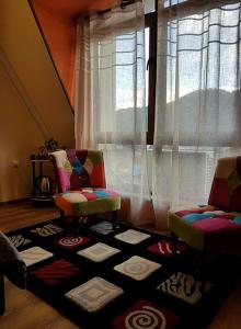 代溫的住宿－Апартаменти Диди，客厅配有两把椅子和地毯。