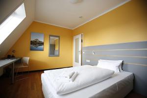 Postel nebo postele na pokoji v ubytování Dietrich-Bonhoeffer-Hotel Berlin Mitte
