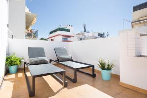 2 sillas en la parte superior de un balcón en Sitges Group Calm Beach en Sitges
