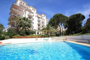マルベーリャにあるBeachfront Luxury Apartment, Puerto Banús, Marbellaの建物前の大型スイミングプール