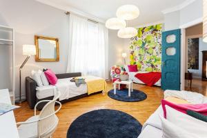 een woonkamer met twee bedden en een bank bij Designer Apartment Eclectica in Belgrado