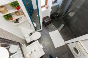 een badkamer met een toilet en een douche. bij Designer Apartment Eclectica in Belgrado +21 foto's