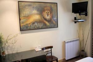 a painting of a lion hanging on a wall at Pensión Basic Confort in San Sebastián