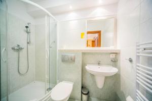 Koupelna v ubytování Hotel Opera