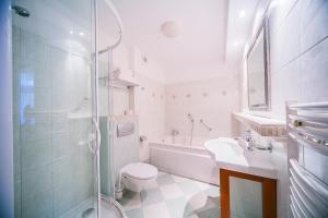 Koupelna v ubytování Hotel Opera