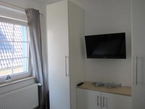 ノルダーナイにあるStrandflieder Backbordの白い部屋(テレビ、窓付)