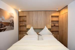 ヴェスターラントにあるAppartment Nordlichtの木製の壁の小さな部屋のベッド2台