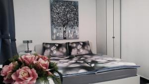 Apartman Marja - Studio في نجيفيش: غرفة معيشة مع أريكة و إناء من الزهور
