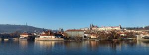 una ciudad a orillas de un gran cuerpo de agua en Clementin, en Praga