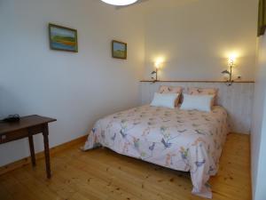 a bedroom with a bed with two pillows and a desk at Wissant l'Opale in Wissant