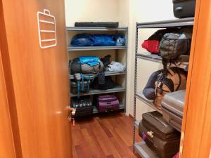 Palanda nebo palandy na pokoji v ubytování SAHIL Hostel & Hotel