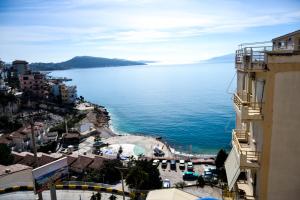 ein Gebäude mit Meerblick in der Unterkunft Barracuda Rooms& Apartaments in Sarandë