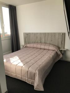 Llit o llits en una habitació de Hôtel Residence Les Aiguades