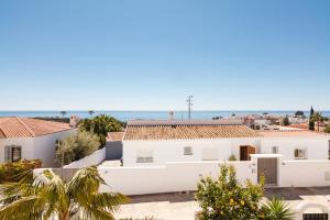 - une vue sur une maison avec l'océan en arrière-plan dans l'établissement Via Romana 87 Villas Casasol, à Nerja