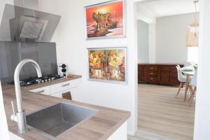 Nhà bếp/bếp nhỏ tại kustappartementenkatwijk