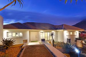 Msangasanga Villa في كيب تاون: منزل أبيض كبير مع الأضواء