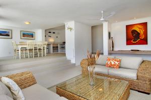 Msangasanga Villa في كيب تاون: غرفة معيشة بها أريكة وطاولة