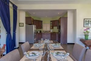 Luxury Villa sleeps 6, Beach Access, Montego Bay 레스토랑 또는 맛집