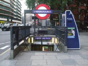 un ingresso sotterraneo a una strada con un cartello di Leather Lane Serviced Apartments a Londra