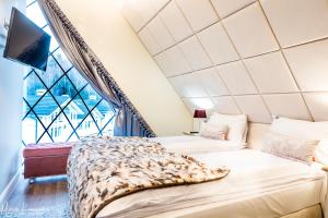 Łóżko lub łóżka w pokoju w obiekcie Norweska Dolina Luxury Resort
