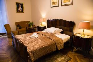 une chambre d'hôtel avec un lit et un canapé dans l'établissement Aparthotel Maria, à Cracovie