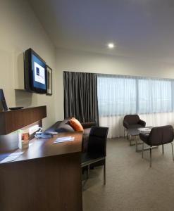 A seating area at Novotel Brisbane Airport