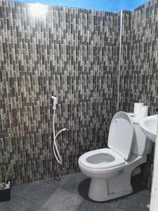 カトゥナーヤカにあるLeopard Rock Family Restのバスルーム(トイレ、シャワー付)