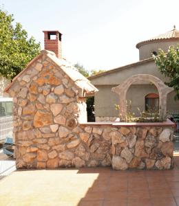 una pared de piedra frente a una casa en casarosana en Deltebre