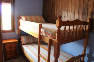 Tempat tidur susun dalam kamar di casarosana