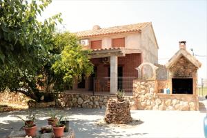 a house with a stone wall at casarosana in Deltebre