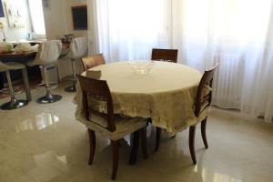 una mesa de comedor con un mantel blanco. en Carbonara Apartment, en Bolonia