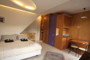 Cet appartement comprend une chambre avec un lit et une table ainsi qu'une cuisine. dans l'établissement Vernazza Vacation, à Vernazza