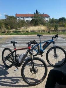 zwei Fahrräder, die am Rand eines Parkplatzes abgestellt sind in der Unterkunft Villa Buna in Buna