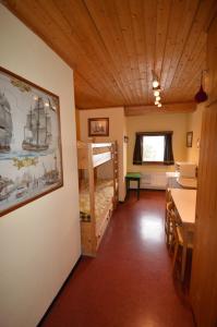 Habitación con mesa de comedor y litera en Studio Room, en Celerina