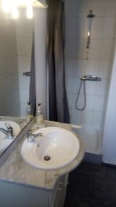 y baño con lavabo blanco y ducha. en Apartment Number Ten, en Ypres