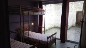 um quarto com 2 beliches e uma janela em Apartment Number Ten em Ypres
